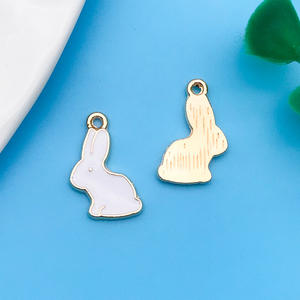 高級感あふれるメタル製レディーススタイルデザイナーファッションジュエリーペンダント、ゴールド、シルバー、カスタムロゴ、ファッションデザイナーチャーム、ダイヤモンド - Product Image 3