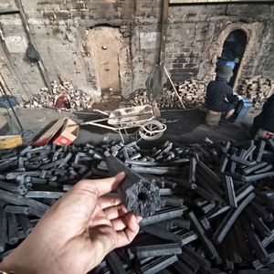 Carbón de briquetas de calidad certificada, grado profesional, sin humo, bajo contenido de ceniza, estándar de Vietnam, hecho en Vietnam. - Product Image 1