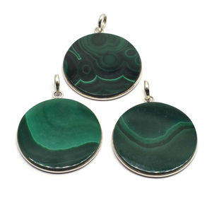 Pendentif artisanal en argent sterling 925 avec serti clos, malachite naturelle ronde plate de 30 mm - Product Image 1