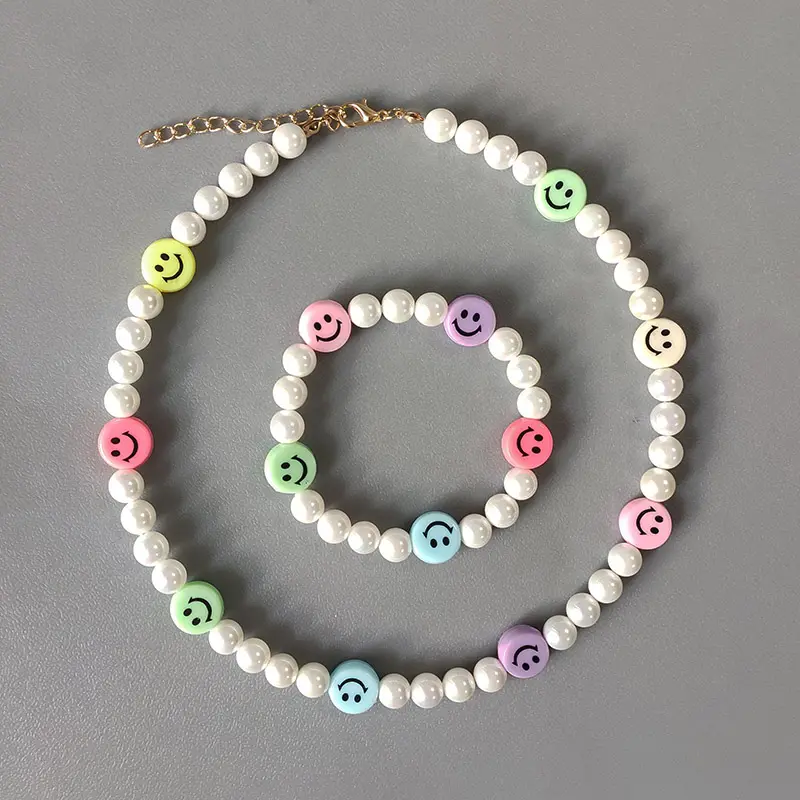 Hersteller Direkt verkauf White Shell Pearl Bunte Smiley Perlenkette Mode All-Match Imitation Pearl Short Jewelry