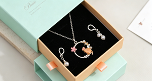 Boîtes à bijoux coulissantes haut de gamme écologiques avec fermeture magnétique, en carton rigide épais coloré, avec plateaux intérieurs floqués noirs, quatre couleurs - Product Image 3