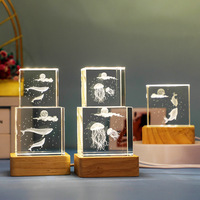 Cube de méduse et de dauphin gravé au laser, base de veilleuse lumineuse, ornement de bureau créatif en quartz transparent, style moderne et minimaliste