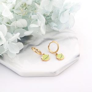 Pendientes Minimalistas de Acero Inoxidable con Baño de Oro de 18K, Diseño de Planeta Colgante, Aros Huggie con Encanto de Saturno Azul Esmaltado para Mujer - Product Image 3