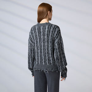 Pull décontracté ample en maille torsadée à col en V effet vieilli pour femme, avec franges personnalisées, collection Automne Hiver 2026 - Product Image 4