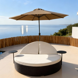 Letto da Giorno Rotondo in Rattan per Esterni con Ombrellone e Tavolini Laterali, Opzioni di Colore Personalizzabili, Set di Mobili da Giardino Resistenti alle Intemperie - Product Image 1