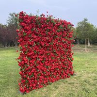 Rote Rose mit Grünen Blättern Künstliche Blumenpaneele Dekorative Hintergrundblumenrolle für Hochzeitsdekoration