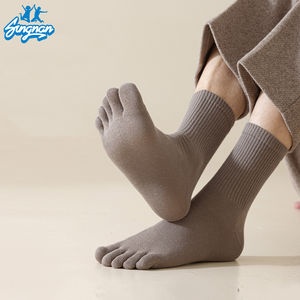 Chaussettes à cinq doigts en coton pour hommes Grip Autumn Medium Tube Knitting Pattern 5 Toe Cotton Socks Sports Anti-Odor Cotton Foot Tube Socks - Product Image 2