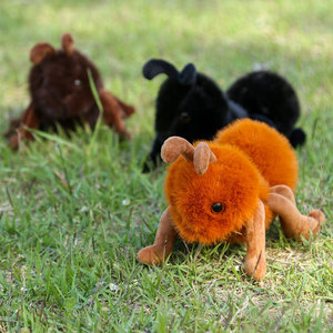 Peluche a forma di formica, cuscino confortante per bambini, in peluche corto con imbottitura in cotone PP, dai 14 anni in su. - Product Image 1