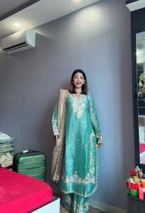 Elegante Traje Palazzo para Fiesta con Kurti Largo Bordado y Dupatta para Mujer, Perfecto para Eventos Tradicionales y Compromisos - Product Image 2