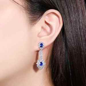 Boucles d'oreilles pendantes SGARIT Sri Lanka, saphir bleu naturel 2,16 ct, or massif 18 carats, 42 diamants 0,126 ct, 78 saphirs blancs. - Product Image 5