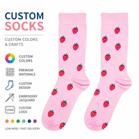 Chaussettes pour femmes personnalisées avec un motif mignon de fraises, respirantes, broderie personnalisée, jacquard rose, chaussettes personnalisées pour le printemps
