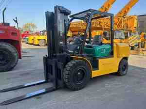 Montacargas Usado Komatsu FD50 Diésel de Combustión Interna con Mástil de Dos Etapas y Neumáticos Sólidos - Capacidad Todoterreno y Excelente Rendimiento - Product Image 6