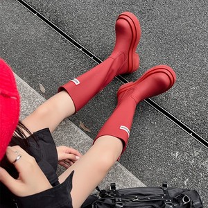 Bottes de pluie pour femmes en couleur unie rouge, nouvelles bottes de chevalier au-dessus du genou pour l'automne, avec bout rond, semelles épaisses, tige en fibre superfine - Product Image 4