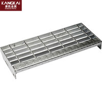 Bande de roulement d'escalier personnalisée de haute résistance caillebotis en acier au carbone surface galvanisée étape de sécurité industrielle pour passerelle moderne