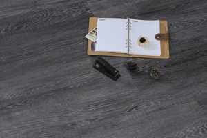 Planche de sol en PVC à clipser Millennium Oak Black 4,0 mm - Product Image 3