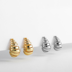 Pendientes de hélice en espiral con forma de gota de agua, de acero inoxidable chapado en oro PVD de 18 quilates |   Diseño de Lágrima Hueca Brillante que No se Deslustra - Product Image 6