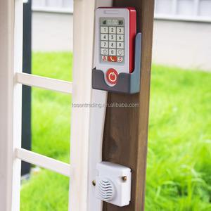 Maisonnette de jeu extérieure en bois avec toit en plastique, porte rouge, comptoir de cuisine, jardinières et aiguille d'venteille pour les jeux d'imitation des enfants dans le jardin - Product Image 4