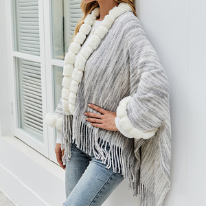 Vente en gros <span class=keywords><strong>Poncho</strong></span> populaire pour femme avec fourrure Manteau d'hiver uni à taille libre à la mode Châles en fausse fourrure acrylique à long pompon pour femme - Product Image 3