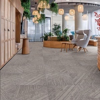 Dalles de moquette en nylon PVC commerciales, couleur neutre, idéales pour les bureaux modernes et les zones à fort trafic, design modulaire, installation facile