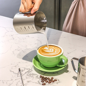 Taza graduada para arte latte L-BEANS de 600cc de acero inoxidable con escala para preparar café - Product Image 1
