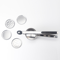 Aardappelstamper van roestvrij staal met 4 schijven |   Robuuste pureepers met meerdere texturen |   Keukenaccessoires RVS Keuken