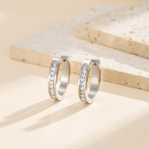 Pendientes de Aro Huggie de Lujo de Acero Inoxidable con Circonitas Pavé, Chapados en Oro de 18K, Geométricos con Diamantes, Joyería para Mujer - Product Image 5