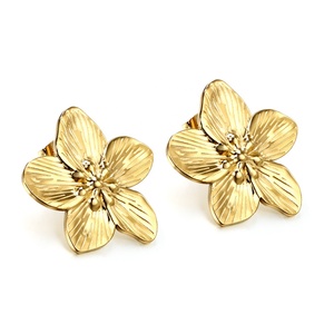 Boucles d'oreilles clous tendance pour femmes, plaquées or 18 carats, hypoallergéniques, motif floral, en acier inoxydable - Product Image 6