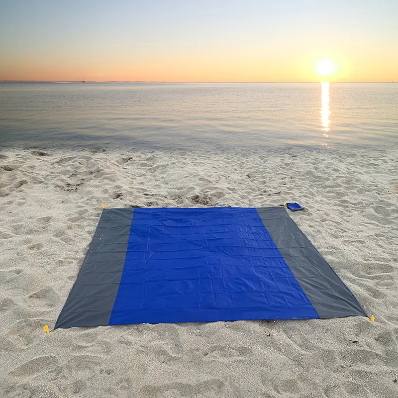 Tikar pantai tahan air ekstra besar, tikar berkemah luar ruangan selimut lipat pasir gratis saku kasur portabel ringan