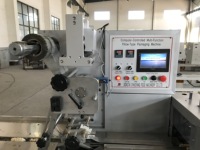 Machine de conditionnement de suivi photoélectrique servo automatique pour les aliments solides (barre de céréales, chocolat) avec conversion de fréquence