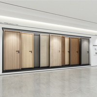 Présentoir robuste en bois pour portes avec système de tirage horizontal pour exposition de portes intérieures en showroom