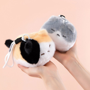พวงกุญแจตุ๊กตาแมวน่า<span class=keywords><strong>รัก</strong></span> นุ่มพิเศษ ของแ<span class=keywords><strong>ท</strong></span>้ ใหม่ <span class=keywords><strong>ท</strong></span>ำจากใยโพลีเอสเตอร์ เหมาะสำหรับตกแต่งกระเป๋าเป้สะพายหลัง เป็นของขวัญสำหรับทั้งผู้ชายและผู้หญิง - Product Image 3