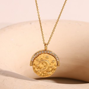 <span class=keywords><strong>Collana</strong></span> con Ciondolo a Moneta Rotonda con <span class=keywords><strong>Luna</strong></span> <span class=keywords><strong>e</strong></span> Stelle, Incisione Fronte-Retro, in Acciaio Inossidabile Placcato Oro 18k PVD, Design Moda - Product Image 3