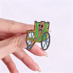 Spaventosa e divertente spilla smaltata a forma di mostro in sedia a rotelle, strana figura horror, spilla da bavero, distintivo cartoon grotesco per giacca, zaino, cappello, borsa - Product Image 1