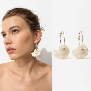 Collana Sportiva da Donna con Perle Barocche Naturali d'Acqua Dolce e Catena a Bambù - Product Image 6