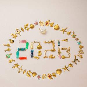 Colgante de concha de vieira de acero inoxidable chapado en oro hipoalergénico con temática de Manna Ocean con dijes de verano - Product Image 1