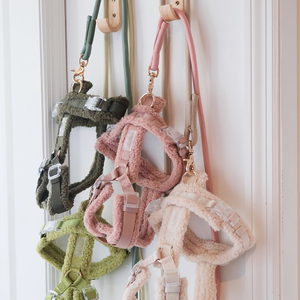 Harnais pour animaux de compagnie en peluche douce et confortable de luxe personnalisé Conception personnalisée Harnais en polaire pour chiot Harnais en sherpa pour chien - Product Image 1