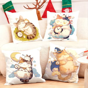Милые спящие котики с часами и звездами на уютных подушках для праздничного домашнего декора. - Product Image 1