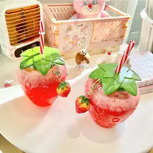 500ml Cute Strawberry Water Bottle Verão Cartoon Leite Chá Straw Plastic Cup com tampa Outdoor Home Lovely Girl Drinkware