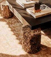 Table basse carrée sur mesure avec plateau en bois foncé, pieds cylindriques en pierre naturelle brute, style rustique Wabi Sabi, table de salon