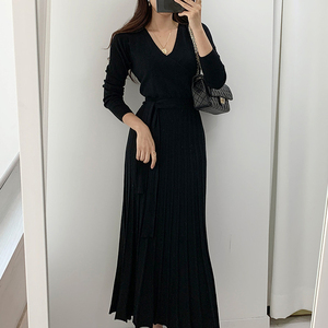 All'ingrosso 2025 coreano Chic autunno stile francese <span class=keywords><strong>con</strong></span> scollo a V <span class=keywords><strong>in</strong></span> <span class=keywords><strong>pizzo</strong></span> <span class=keywords><strong>in</strong></span> vita sottile sopra il ginocchio <span class=keywords><strong>abito</strong></span> lungo plissettato <span class=keywords><strong>in</strong></span> <span class=keywords><strong>maglia</strong></span> - Product Image 4