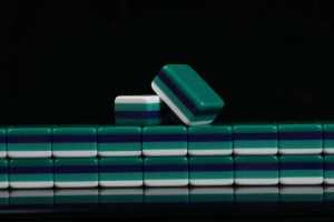 Popular Juego de Mahjong Americano de Cristal Verde Oscuro de Alta Calidad con Fichas Acrílicas de 4 Capas para Reuniones Familiares y Entretenimiento - Product Image 4