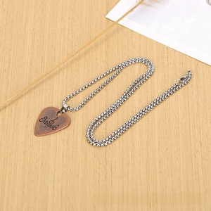 Collier pendentif plectre de guitare en acier inoxydable, gravé d'une note de musique, pour guitaristes rock - Product Image 2