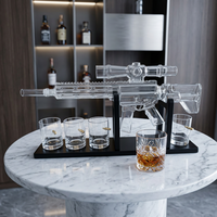 Coffret de Carafe à Whisky en Verre Borosilicate en Forme de Fusil Tactique AR-15 Classique et Créatif, Détails de Lunette, 4 Verres Balle, Support Noir