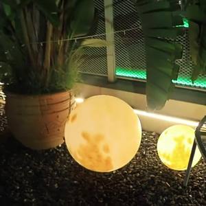 Lampe solaire LED DC IP65 en forme de boule de lune pour cour - Décoration de paysage extérieur et de jardin de Noël, télécommande, multicolore, peinte - Product Image 2