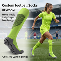 Vente en gros de chaussettes de football personnalisées pour hommes et femmes, en nylon respirant, de haute qualité, antidérapantes, hauteur genou