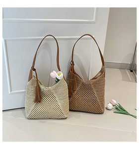 Sac à bandoulière bohème en paille avec pompon, fermeture ouverte, sac fourre-tout d'été pour femme, design ajouré à sangle unique - Product Image 1