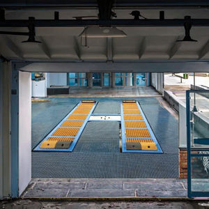 BAOHUA Single Post Hydraulic Car Lift 4-5 Ton Capacity Waterproof for Auto Wash Repair - Product Image 3