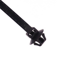 Attaches de câble à montage automatique par poussée de conception ovale Attaches à glissière en nylon noir avec attaches de câble de voiture multidimensionnées à résistance à l'arc M72000252