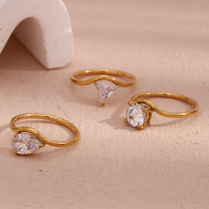 Bijoux OEM ODM, bagues solitaires délicates plaquées or 18 carats, anneaux torsadés en acier inoxydable, bagues empilables - Product Image 1