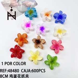 Fermaglio per capelli Frangipani da 8 cm a forma di fiore colorato per donne e ragazze - Product Image 1